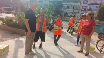 湾潭乡开展“夏日送清凉”慰问活动