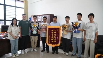 汉川市金益高中：锦旗寄深情 感恩满校园