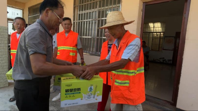 2000箱银鹭豆奶送达！脉旺镇“夏日送清凉”暖人心