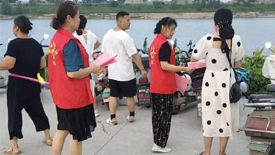 社区志愿者化身“安全卫士” 守护河堤安全防线  