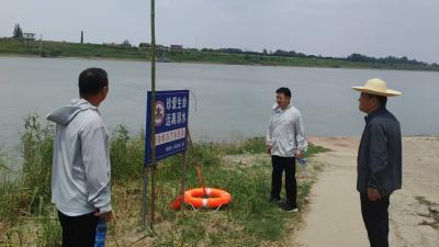 湾潭乡：机关党员干部全员上阵 筑牢防溺水安全“防线”  