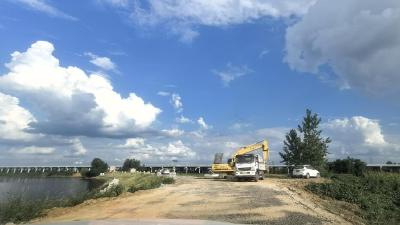 顶烈日战高温斗酷暑 汉川老府河堤焕新颜