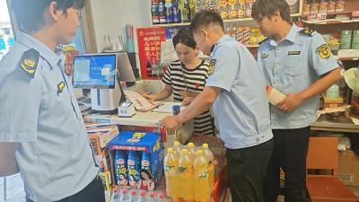 走访商户听民声 宣传服务护平安