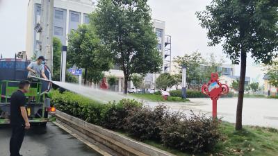 新堰镇：洒水车为广场绿化“解渴” 扮靓镇域环境 