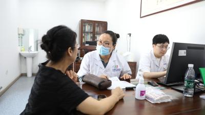 “人、从、众！”汉川市人民医院中医医疗部“冬病夏治”中药贴敷义诊活动火爆开展