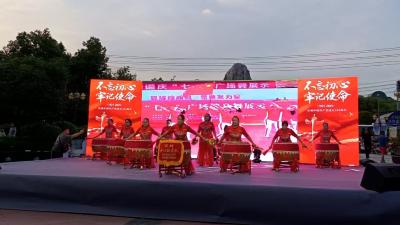 夏日邻里欢聚，社区“村晚”点亮幸福生活
