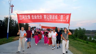 花样宣传筑牢暑期防溺水“安全网”