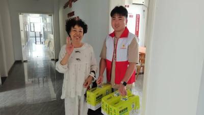 豆奶传情 涵闸社区开展“博爱送万家”活动