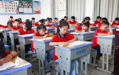 洪灾过后48小时，咸丰县城逐步恢复生产生活秩序