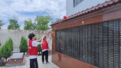 烈士碑前拂尘慰忠魂 铁院青春星火传基因