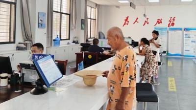 新堰镇便民服务中心：高温下的“清凉”服务 