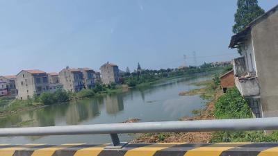 清淤除障疏河道，护水增绿焕新颜