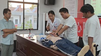 工会互助行动进托管班：急救假人登场，南河乡孩子变身“急救侠”！