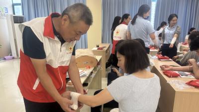 应急救护培训与“三献”知识宣传走进爱尔眼科
