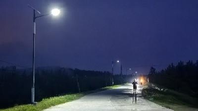 脉旺镇：34盏路灯“上岗”，点亮堤岸幸福“夜生活”