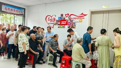 走马岭社区：为老人免费拍照，留住夕阳颜值