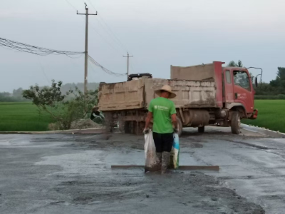 新堰镇红星村：炎炎夏日修路忙 民生工程暖民心