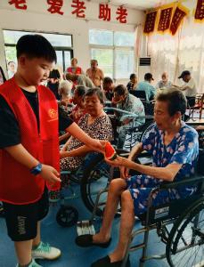 刘家隔镇开展“尊老爱老送清凉”慰问活动