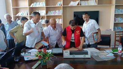 里潭乡九首村开展“为老人免费拍照”公益活动