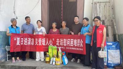 爱心物资送上门 真情帮扶暖民心