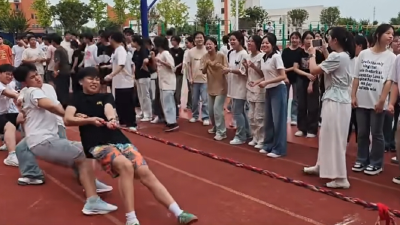 金益高中举办新生夏令营拔河比赛 