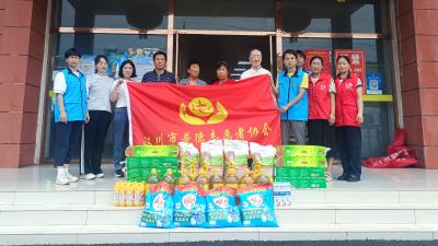 多方送“清凉”，物质精神“双管齐下”暖困难群众