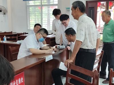 华严农场卫生院医师节义诊：把健康关怀送到居民身边