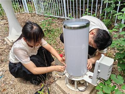 汉川市气象局冒高温抢修区域站 全力保障数据安全
