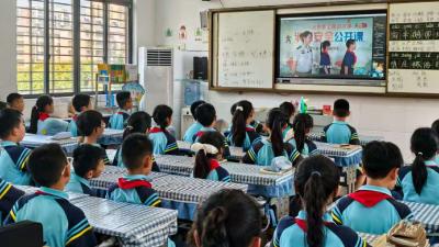 汉川市城关小学组织收看全国消防安全公开课