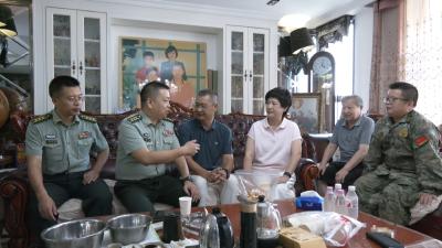 【视频】市领导亲切慰问参加九三阅兵的现役军人曾仁家属