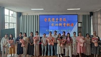 火猴山小学举行“青蓝工程”拜师会 师徒结对传帮带 薪火相传育新人