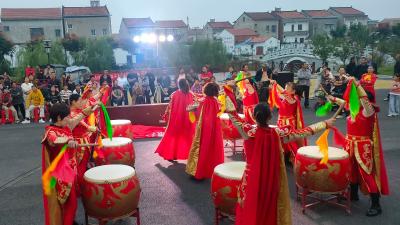 乡土舞台庆华诞  农家门前迎国庆