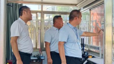 开学首日，镇委书记以“脚步丈量”诠释教育情怀