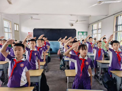 涵闸小学师生集中观看阅兵式 接受爱国主义教育