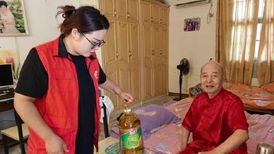情系困难家庭，入户传递温情