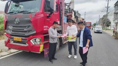 暖心慰问农机手 政策护航保秋收