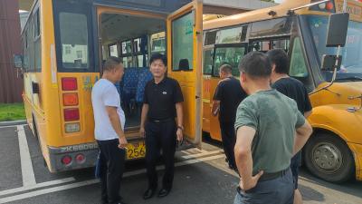 马鞍乡：为校车全面“体检”，严守安全关杜绝“带病”上路