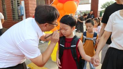 【视频】“萌新”报到！汈东中心小学用“新”更用“心”