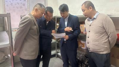 垌塚镇领导到中小学调研“校园餐”专项整治工作