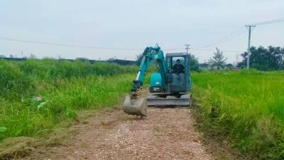 南河乡何畈村：抢修农田路 护航秋收“最后一公里”