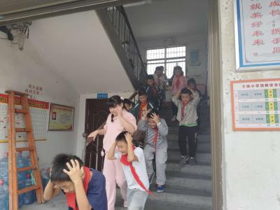 王垸小学开展“9·18”防空演练暨主题教育活动