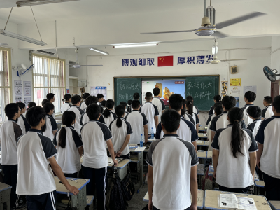 汉川市分水中学师生共同观看抗战胜利80周年大阅兵