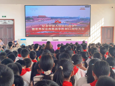 师生同观阅兵盛典 共抒拳拳爱国深情