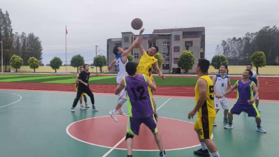 “双节”同庆展风采 三尺讲台竞风流  ——汉川市新堰镇中心初中成功举办“迎国庆·庆中秋”教职工篮球友谊赛