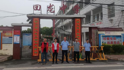 回龙镇村辅警轮流站岗护学 织密校园安全网