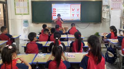 汉正小学开展少先队建队日主题班会活动