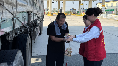 “双节”护航暖旅途 中洲收费站圆满完成安全保畅任务