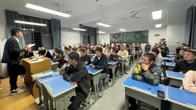 新河中学召开九年级家长会