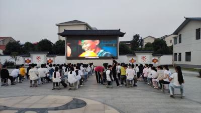 马鞍乡喻河中学组织师生观看禁毒警示片