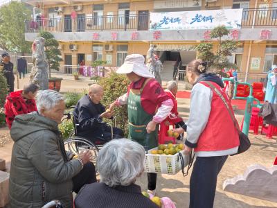马鞍乡：爱满重阳节 情“戏”福利院